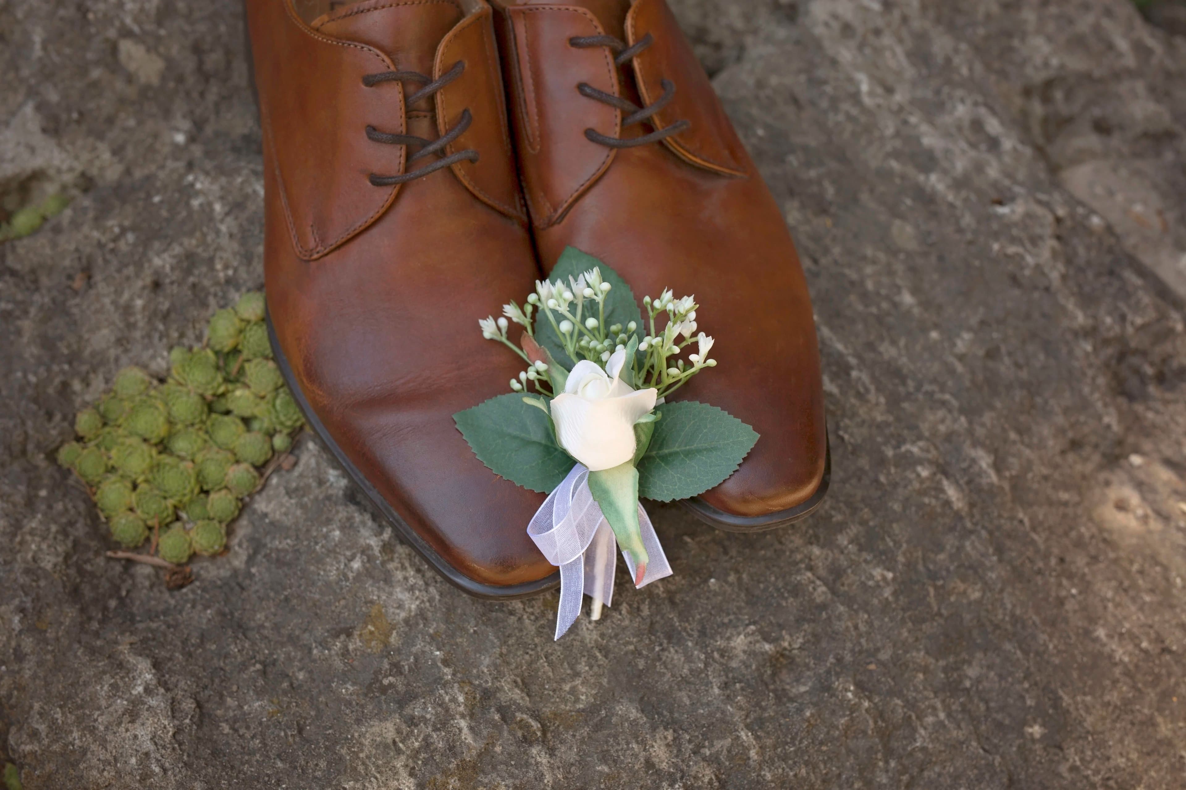193A0024The wedding ring, Heart to heart photography, Thorold wedding photographer, wedding photographer, Groom's brown shoes with floral boutonniere