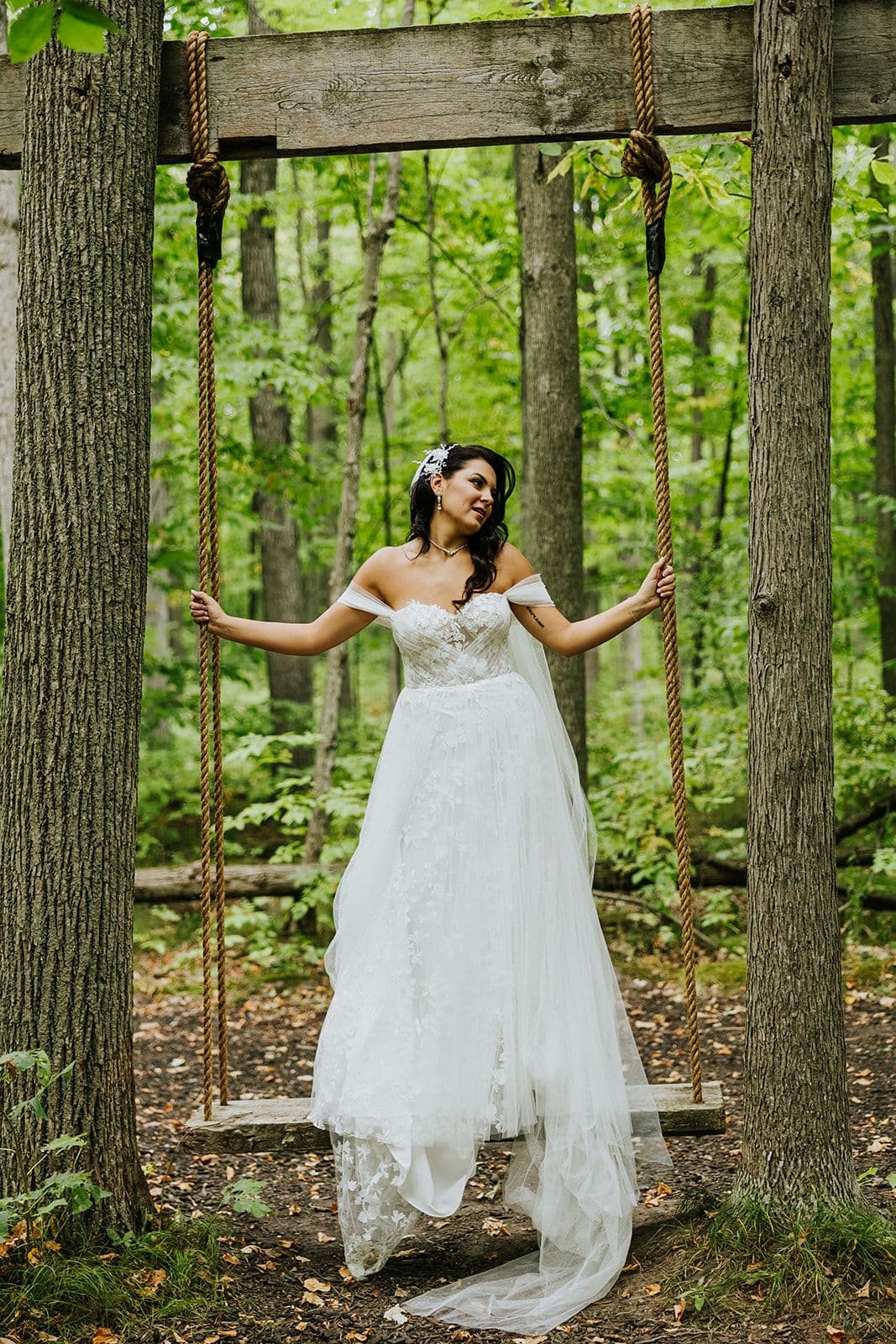 The Wedding Ring, Whistle Bear Golf Club, Wedding Venue, Kitchener Waterloo Wedding Venue, Fedora Media, Kitchener Wedding Photographer, Bride posting in middle of archway